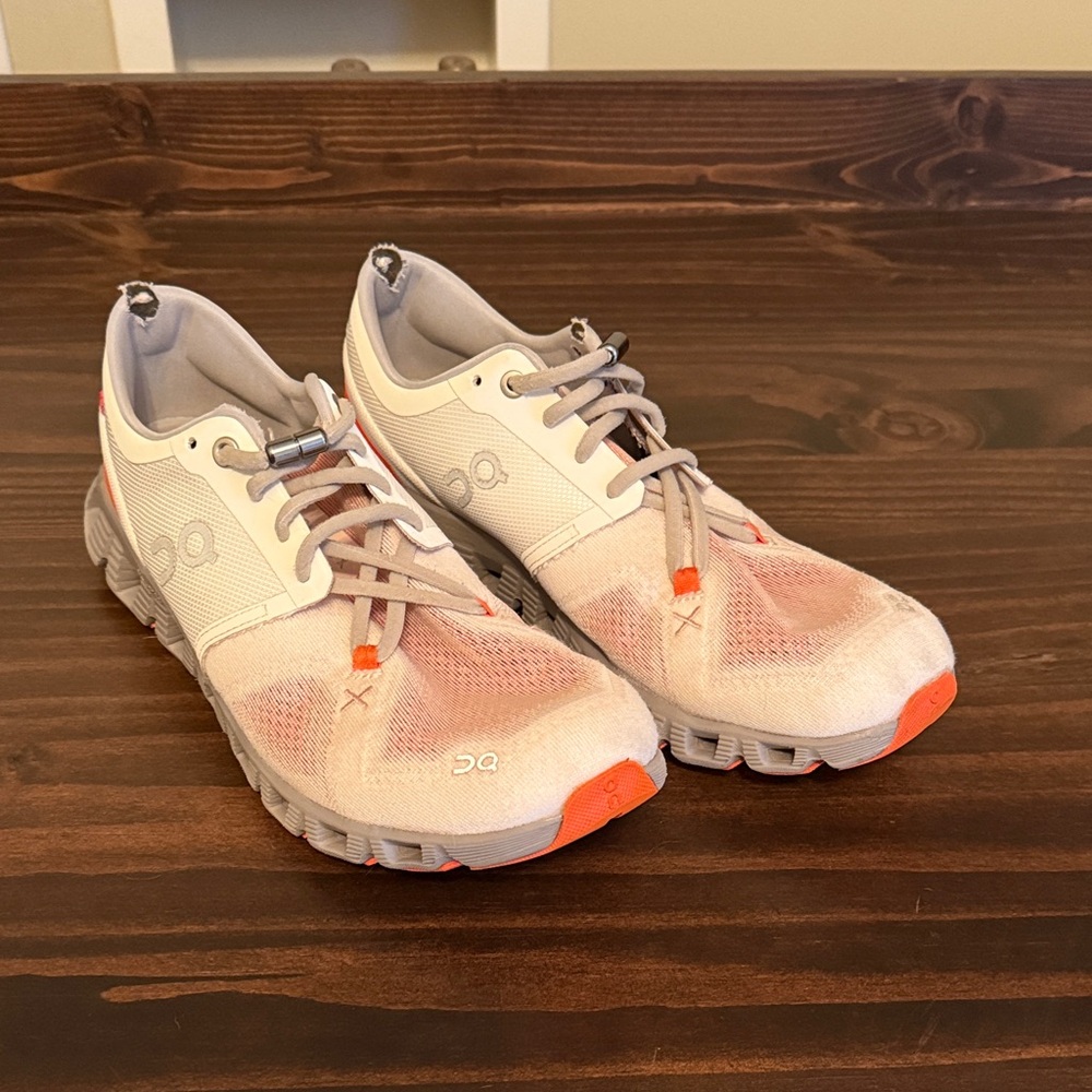 On Cloud Sneakers - women’s size 9